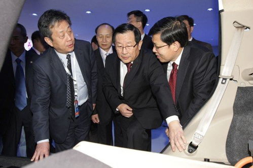 萬(wàn)鋼親臨吉利展臺(tái)，高度評(píng)價(jià)智能化與物聯(lián)網(wǎng)技術(shù)融合創(chuàng)新